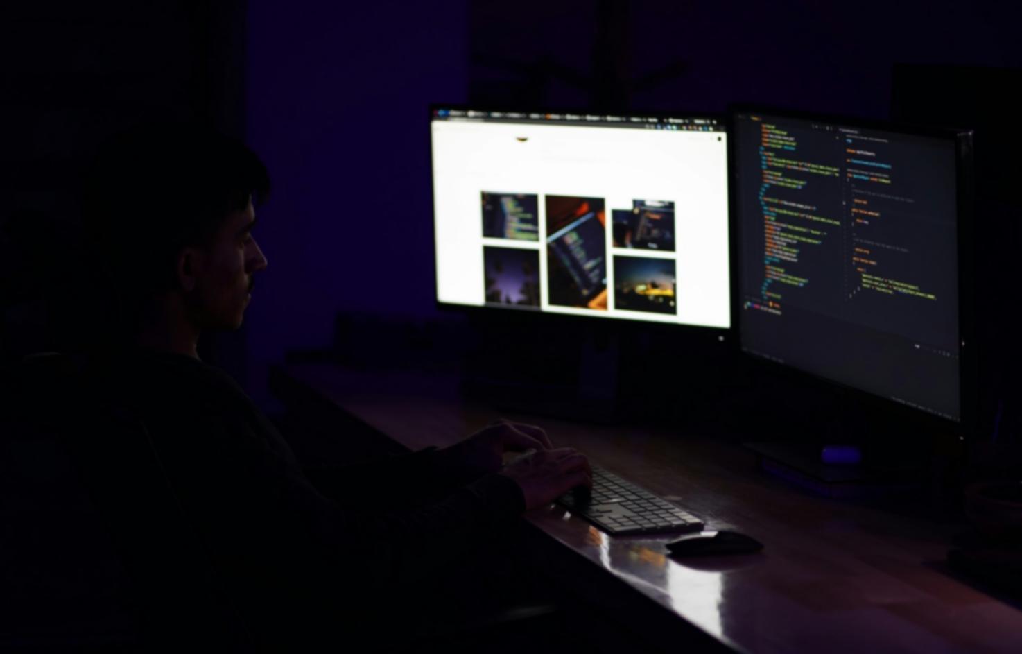 Studenti che lavorano insieme su progetti di sviluppo mobile